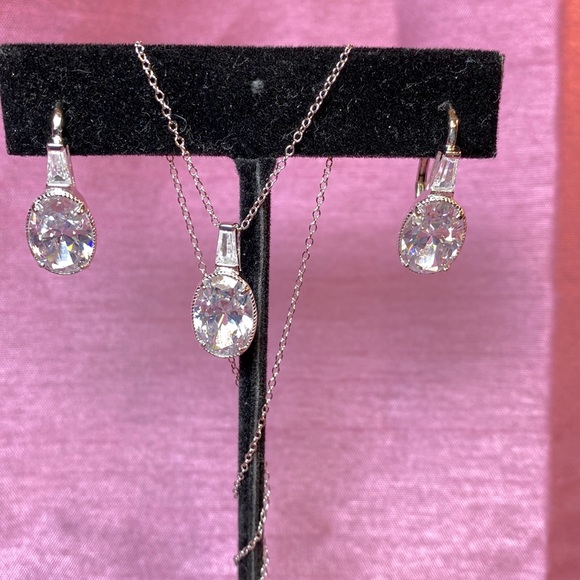 4 Piece Bella Luce White Diamond Simulant Jewelry Set - Picture 3 of 10
